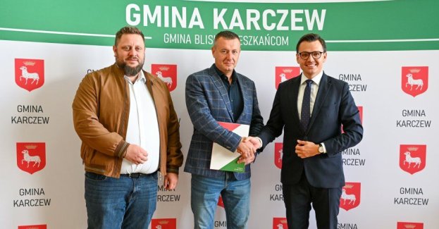 Burmistrz Karczewa Michał Rudzki podpisał umowy na inwestycje drogowe w Glinkach, Ostrówku i Brzezince. Prace obejmą łącznie ponad 1,5 km nowych nawierzchni.